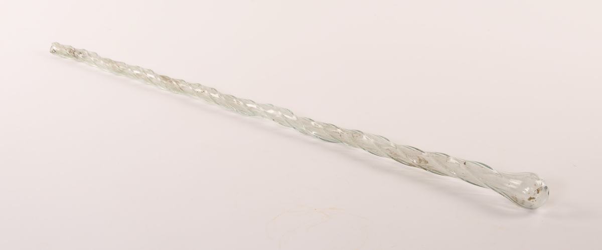 Tamburstav i dreid glass, 47 cm.