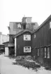 Gårdsinteriör från Hunnebergsgatan 31 i Linköping. Vid fototiden 1929 även kallad Larssonska gården. Den hade egenheten att gården saknade till- och utfartsväg från Hunnebergsgatan. Tillträde fick gårdsägaren genom grannfastigheten. Vy från nordost.