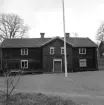 Den gamla manbyggnaden på gården Mjellerum söder om Kisa. Fotoåret 1957 stod byggnaden ännu på sin ursprungliga plats, men skulle kommande år att plockas ned för  att återuppbyggas i Valla friluftsområde i Linköping.