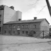 Våren 1960 invigdes Rally hotell i Linköping. Det lanserades som en innovativ kombination av hotell och motell och uppmärksammades stort. Hotellet har över åren bytt profil såväl som namn ett flertal gånger, men är ändå en välbekant byggnad för de flesta Linköpingsbor. Allt färre har däremot minnen av platsen dessförinnan. Här presenterar vi därför Storgatan 70 anno 1958, kort före rivningen för att ge plats åt det beskrivna hotellet. Från fastigheten hade Karl Gotthard Modin drivit sitt bleck- och plåtslageri.