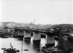 Byggherre: Byggnadsaktiebolaget Contractor, Stockholm. Nya Liljeholmsbron, juni 1927. Visande dels färdiga pelare, dels pågående formsättning och gjutning.