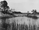 Bro vid Saltsjöbaden bron byggd 1898. Bilden är en gåva av TH Övering med maka enligt testamente 1940 till Sjöhistoriska museet som i sin tur gav den till Tekniska museet 1945.