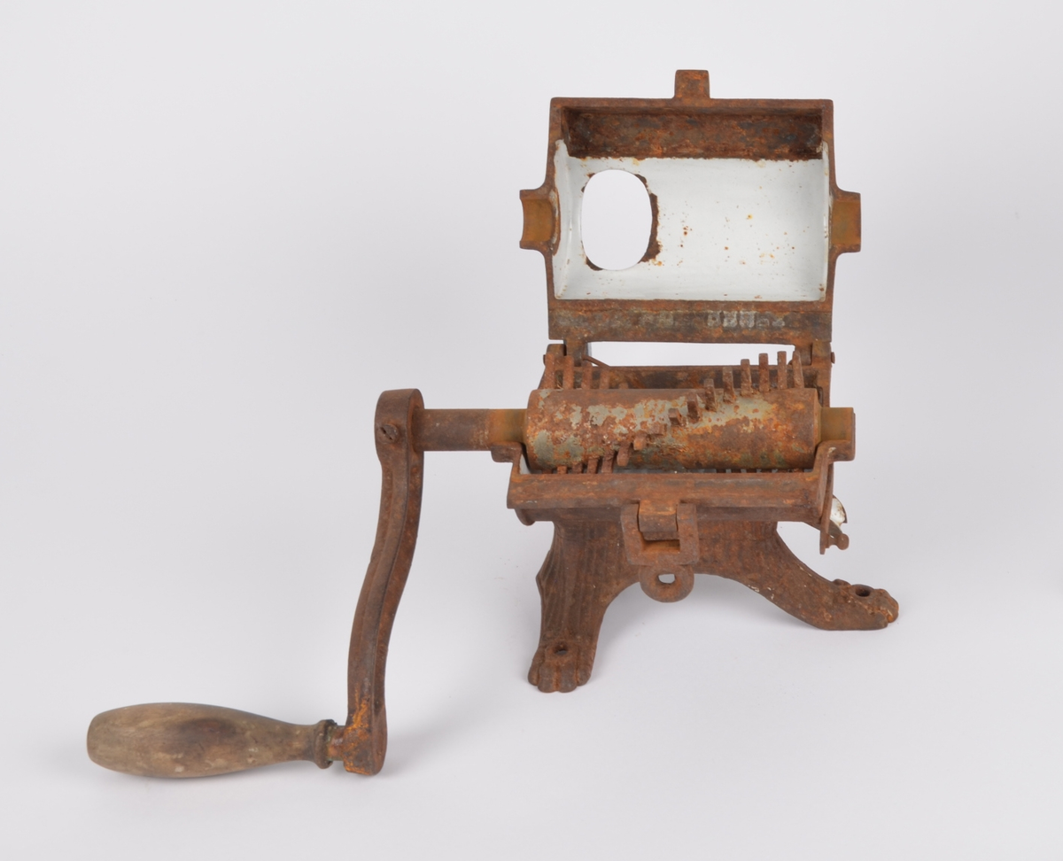 Bærkvern av metall til å festes i bordflate. Kvernhus med tre føtter med hull til skruefeste i bord. Hengslet lokk med trakt og lås, hengslepinner byttet ut med bøyde spiker. Innvendig emaljert. Løs kvern av metall skruddfast i sveiv av metall med trehåndtak.