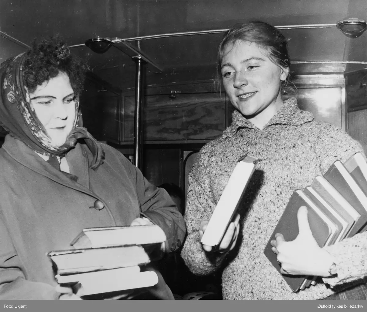 Bokbussen fra Østfold sentralbibliotek i Fredrikstad besøker Varteig i desember 1960. BIbliotekar Aud Nordgarden anbefaler en bok til Astid Andersen fra Varteig. I 1960 hadde bokbussen 7000 låntakere og besøkte 122 steder i Østfold.  10.-15.000 bøker sirkulerte i bygdene der bokbussen kjørte, og bussen hadde med seg ca.  2000 bøker i  bussen,  Folk møtte opp til faste holdeplasser på faste dager, hver fjerde uke. Det var også mulig å bestille bøker. Om sommeren var bokbussens ruter innstilt.