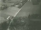 Flygbild av vägskäl utanför Aspö herrgård utanför Skövde, 30 augusti 1935.

Tillhörande bildrapport, flygspaningsövning tillsammans med andra vapenslag, med markeringar inritade.