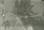 Flygbild av väg till Aspö herrgård utanför Skövde, 30 augusti 1935.

Tillhörande bildrapport, flygspaningsövning tillsammans med andra vapenslag, med markeringar inritade.