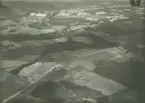 Flygbild av väg vid Lunnahult utanför Skövde, 30 augusti 1935.

Tillhörande bildrapport, flygspaningsövning tillsammans med andra vapenslag, med markeringar inritade.