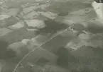 Flygbild av väg vid Lunnahult utanför Skövde, 30 augusti 1935.

Tillhörande bildrapport, flygspaningsövning tillsammans med andra vapenslag, med markeringar inritade.