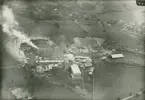 Flygbild av fabrik i Skövde, 31 augusti 1935.

Tillhörande bildrapport, flygspaningsövning tillsammans med andra vapenslag, med markeringar inritade.