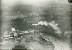 Flygbild av fabrik i Skövde, 31 augusti 1935.

Tillhörande bildrapport, flygspaningsövning tillsammans med andra vapenslag, med markeringar inritade.