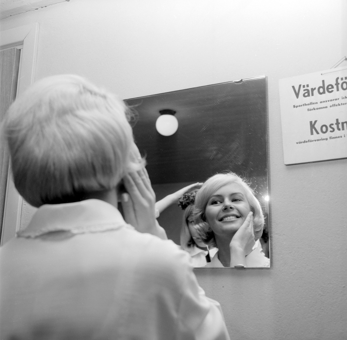 Linköpings Lucia 1964, Gunilla Persson, lägger det "sista" innan kröningen inför en storhövdad publik i stadens sporthall.