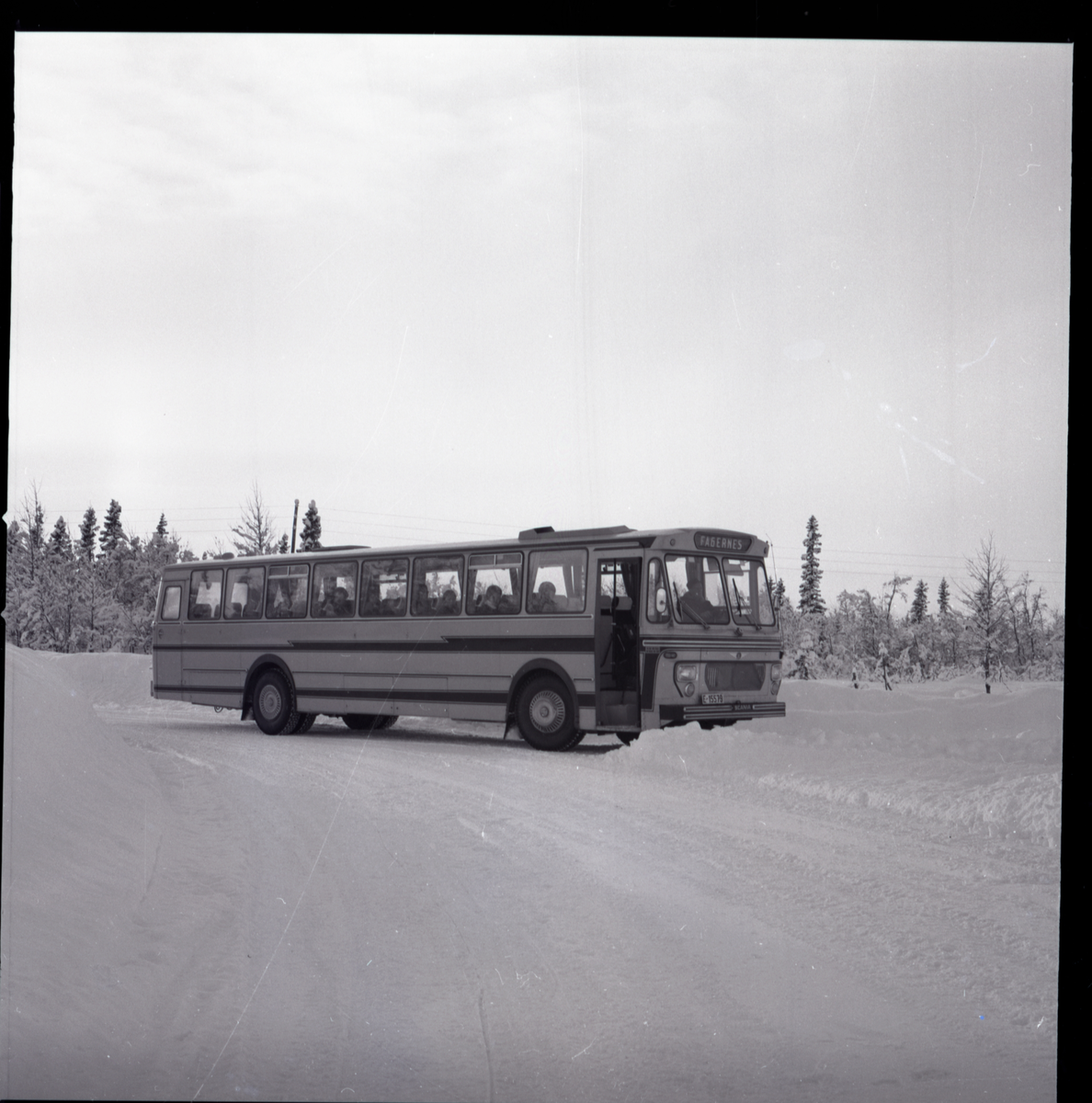 Ny JVB buss E-15579 på tur i Valdres med reisebyråansatte, 1969.