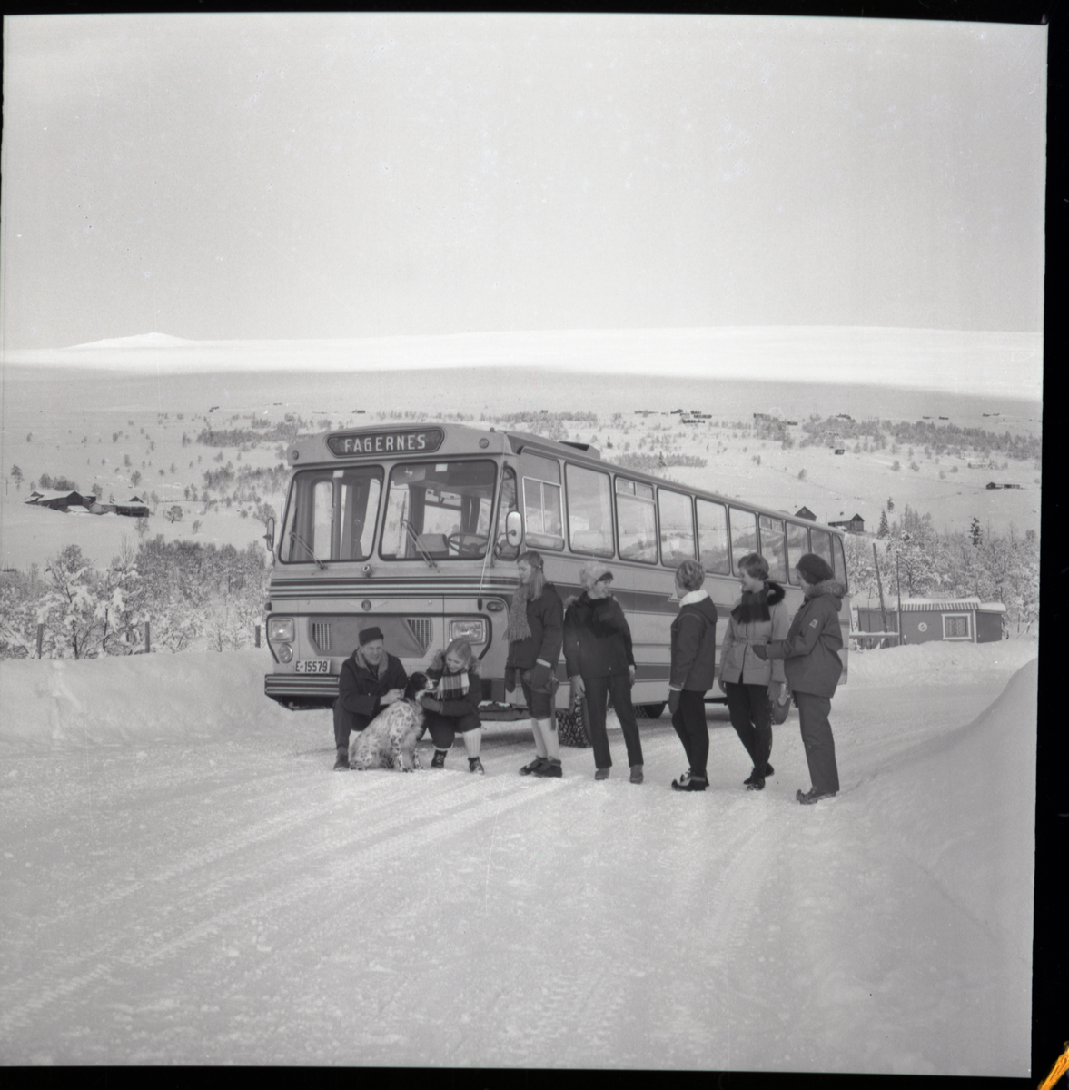 Ny JVB buss E-15579 på tur i Valdres med reisebyråansatte, 1969.