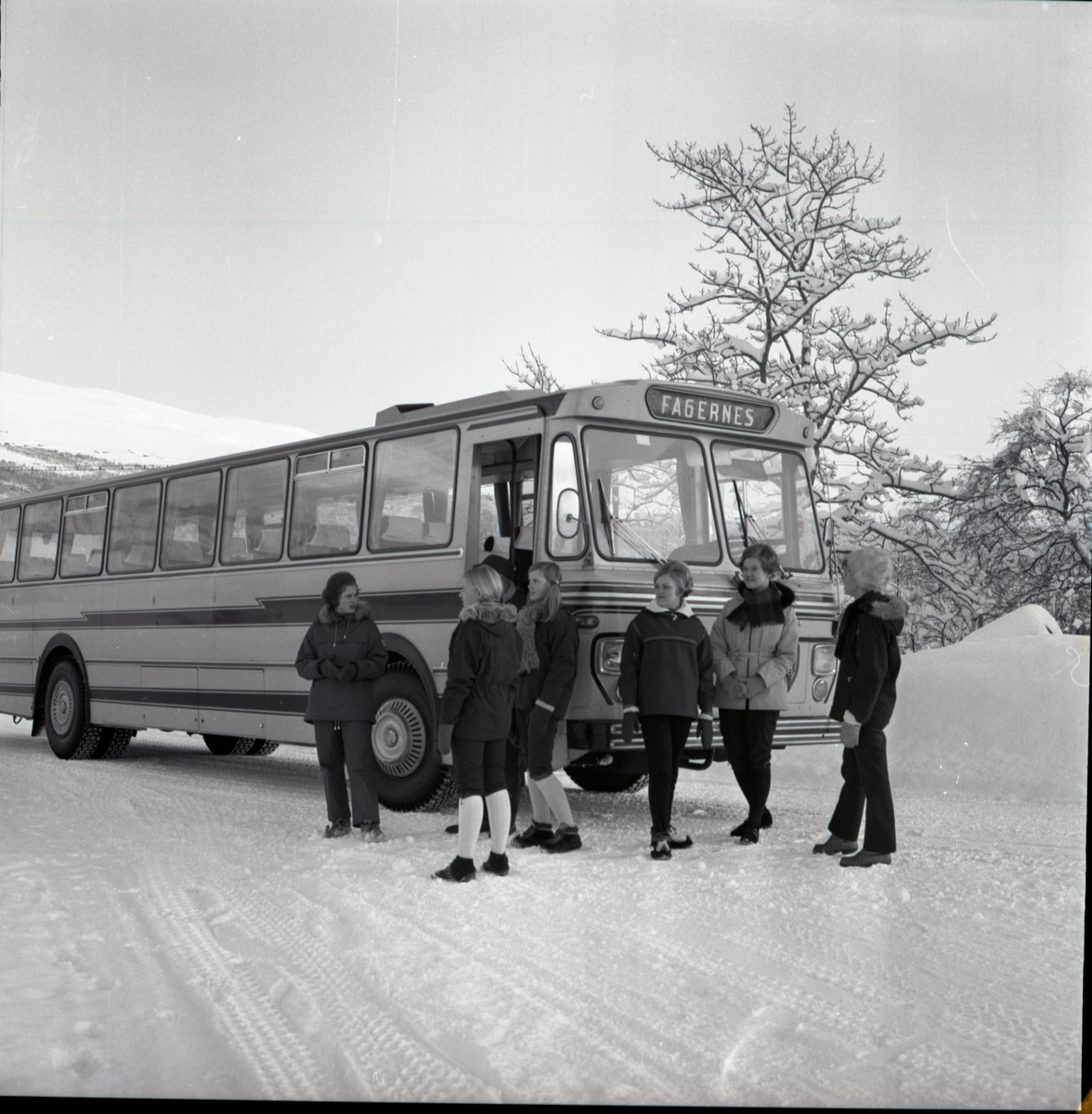 Ny JVB buss E-15579 på tur i Valdres med reisebyråansatte, 1969.