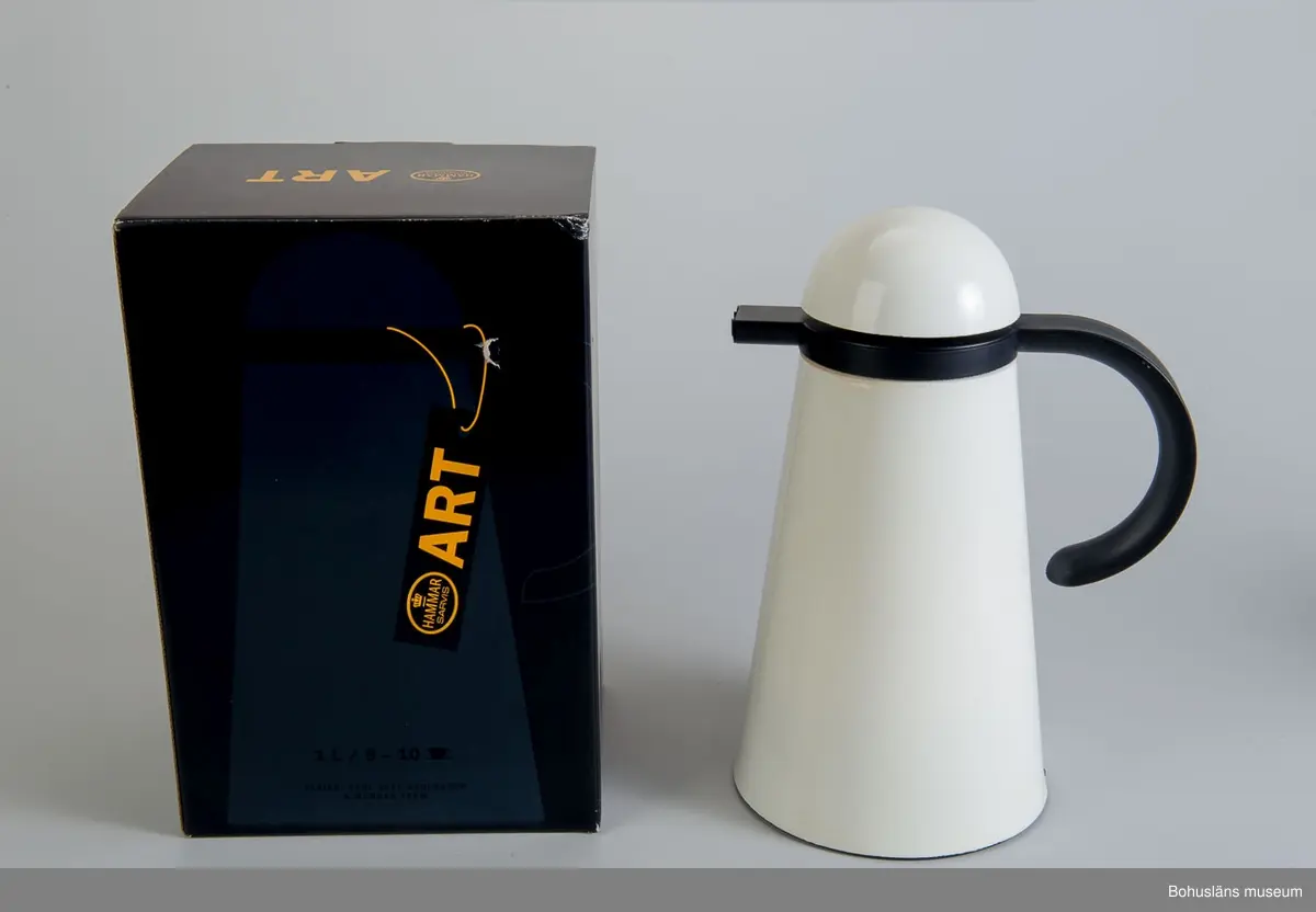 Termoskanna, volym 1 liter.
Gummipackning mellan hölje och glas och mellan propp och glas.
Prisbelönt design.