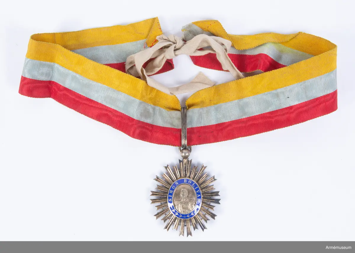 Åtsidan: Bröstbilden, silver relief, åt venster i militär uniform inom en oval silverkantad ram av blå emalj, å vilken i silverbokstäver läses: SIMON BOLIVAR; nedtill två från varandra vända kvistar. 

Utanför ovalen en pärlkant och bakom densamma, utgående från dess medelpunkt 28 längre och kortare silverstrålar, symetriskt ordnade. 

Frånsidan: I strålarnas mitt en ornerad ram; mittpartiet upptages av en sköld innehållande Venezuelas vapen, en sädeskärve, två sablar, två fanor samt därunder, i refflat fält en häst med bakåtvänt huvud.

Ovanpå skölden två korslagda ymnighetshorn, på sidorna en lager- och en olivkvist, samt under skölden ett omkring kvistarna virat band, varpå läses 15 DE ABRIL 1810 LIBERTAD 5 DE IULIO 1813.