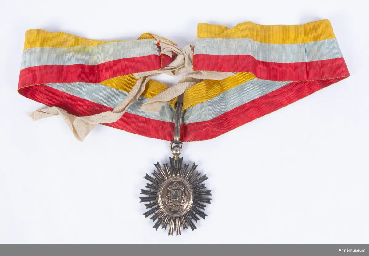 Åtsidan: Bröstbilden, silver relief, åt venster i militär uniform inom en oval silverkantad ram av blå emalj, å vilken i silverbokstäver läses: SIMON BOLIVAR; nedtill två från varandra vända kvistar. 

Utanför ovalen en pärlkant och bakom densamma, utgående från dess medelpunkt 28 längre och kortare silverstrålar, symetriskt ordnade. 

Frånsidan: I strålarnas mitt en ornerad ram; mittpartiet upptages av en sköld innehållande Venezuelas vapen, en sädeskärve, två sablar, två fanor samt därunder, i refflat fält en häst med bakåtvänt huvud.

Ovanpå skölden två korslagda ymnighetshorn, på sidorna en lager- och en olivkvist, samt under skölden ett omkring kvistarna virat band, varpå läses 15 DE ABRIL 1810 LIBERTAD 5 DE IULIO 1813.