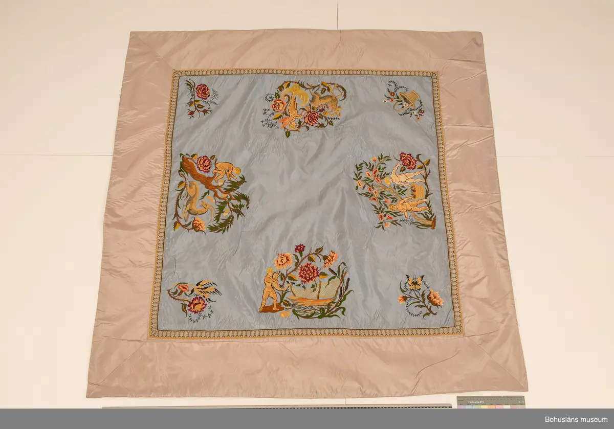 Silkebroderi på ljusblått siden.

Broderiet daterades till 1916-1917 och har varit utställtpå Röhsska Konstslöjdmuseet, Göteborg 1918 och visades också 2019 i separatutställningen Birger Simonsson på Bohusläns museum 2019.

Till duken hör en äldre etikett lagad med tejp med handskriven text: Broderad sidenduk av I.S. utförd 1916-17. Utställd på Röhsska museet 1918.