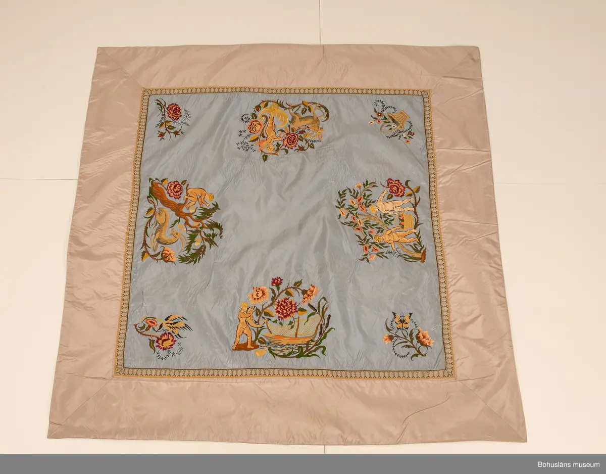 Silkebroderi på ljusblått siden.

Broderiet daterades till 1916-1917 och har varit utställtpå Röhsska Konstslöjdmuseet, Göteborg 1918 och visades också 2019 i separatutställningen Birger Simonsson på Bohusläns museum 2019.

Till duken hör en äldre etikett lagad med tejp med handskriven text: Broderad sidenduk av I.S. utförd 1916-17. Utställd på Röhsska museet 1918.
