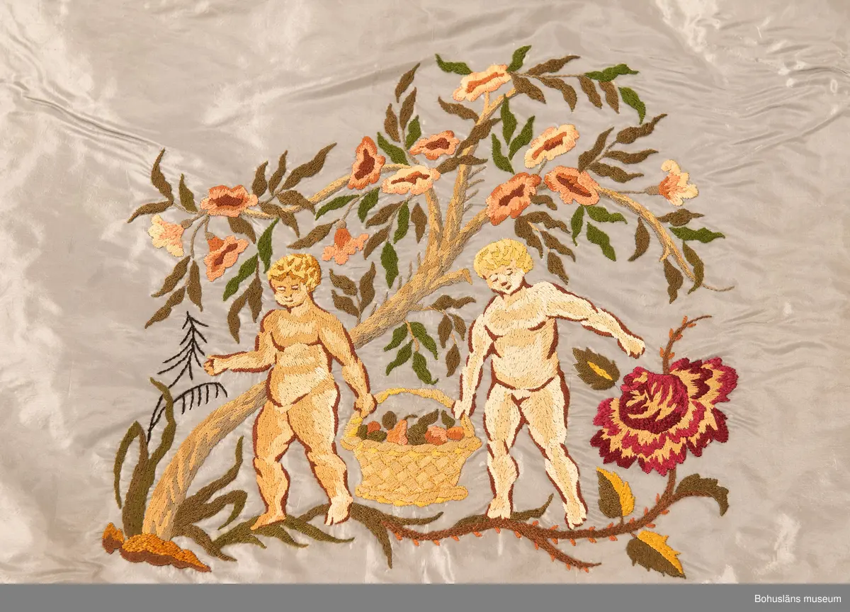 Silkebroderi på ljusblått siden.

Broderiet daterades till 1916-1917 och har varit utställtpå Röhsska Konstslöjdmuseet, Göteborg 1918 och visades också 2019 i separatutställningen Birger Simonsson på Bohusläns museum 2019.

Till duken hör en äldre etikett lagad med tejp med handskriven text: Broderad sidenduk av I.S. utförd 1916-17. Utställd på Röhsska museet 1918.
