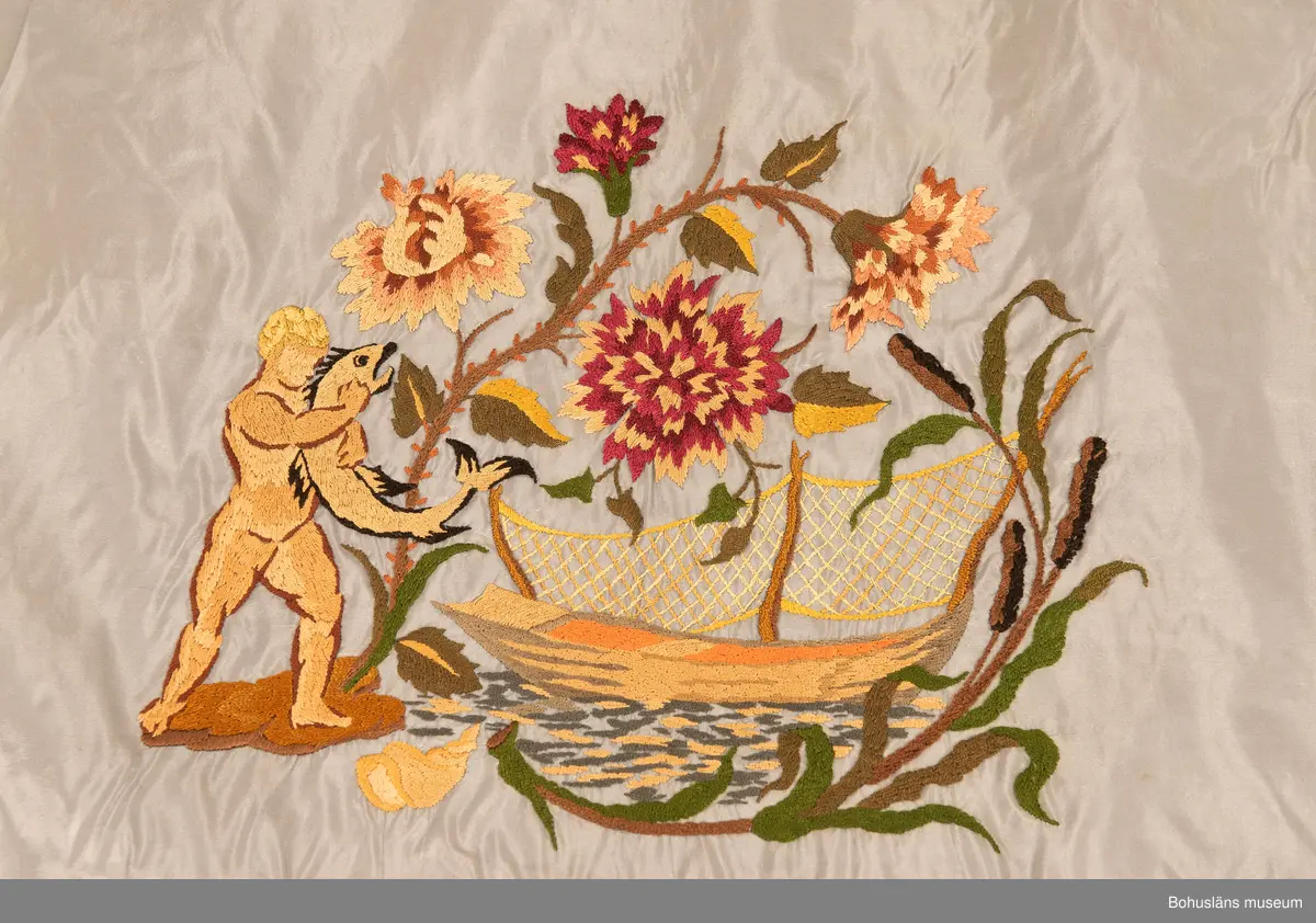 Silkebroderi på ljusblått siden.

Broderiet daterades till 1916-1917 och har varit utställtpå Röhsska Konstslöjdmuseet, Göteborg 1918 och visades också 2019 i separatutställningen Birger Simonsson på Bohusläns museum 2019.

Till duken hör en äldre etikett lagad med tejp med handskriven text: Broderad sidenduk av I.S. utförd 1916-17. Utställd på Röhsska museet 1918.