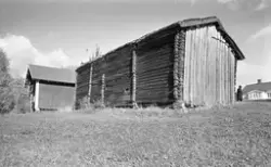 Stange Romedal, Uthus gård, låve før riving, tømmerlåve,