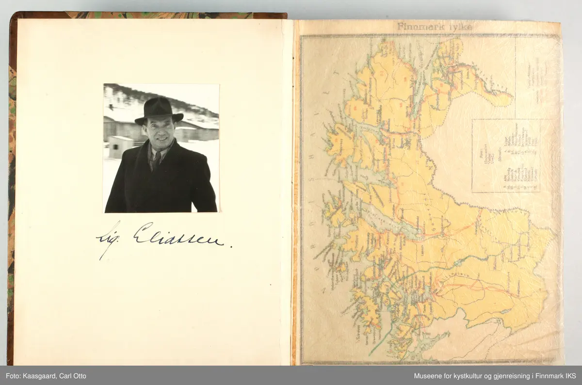 Carl Otto Kaasgaards album fra 1947 og 1948 inneholder hovedsaklig hans egne svart-hvitt fotografier, men også et kart over Finnmark fylke og postkort eller andres bilder. Tekstene om opplevelser samt bildetekster er skrevet på dansk.
De fleste dokumenterer Kaasgaards dagligliv og arbeid i Alta, festdager, feiringer, samt reiser i omegn. 

Kaasgaard reiste fra Ålborg til Oslo, sammen med sin søster, den 23.10.1947. Han skulle søke arbeid i Norge, men lyktes først med det da han allerede hadde planlagt reisen tilbake til Danmark. Da fikk han jobb som oppmålingsassistent i Brente Steders Regulering med arbeidssted i Alta.
I albumet beretter han blant annet om et 2 1/2 dagers møte av oppmålingssjefer og reguleringsarkitekter i Hammerfest i mars 1948, om oppussing av egne kontorlokaler i april 1948 og et regionalplanmøte i juli 1948, som Boligdirektoratet hadde invitert til og der blant annet den finske innenriksministeren Eino Kilpi og den svenske sosialdemokraten Sven Backlund var til stedet. 

Fotoalbum er laget av brunt papirmateriale og har en perm som er dekorert med farget papir i abstrakt akvarellteknikk.