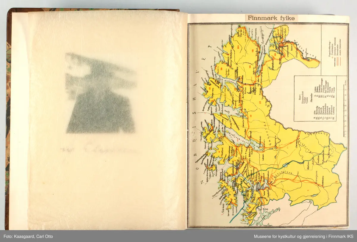 Carl Otto Kaasgaards album fra 1947 og 1948 inneholder hovedsaklig hans egne svart-hvitt fotografier, men også et kart over Finnmark fylke og postkort eller andres bilder. Tekstene om opplevelser samt bildetekster er skrevet på dansk.
De fleste dokumenterer Kaasgaards dagligliv og arbeid i Alta, festdager, feiringer, samt reiser i omegn. 

Kaasgaard reiste fra Ålborg til Oslo, sammen med sin søster, den 23.10.1947. Han skulle søke arbeid i Norge, men lyktes først med det da han allerede hadde planlagt reisen tilbake til Danmark. Da fikk han jobb som oppmålingsassistent i Brente Steders Regulering med arbeidssted i Alta.
I albumet beretter han blant annet om et 2 1/2 dagers møte av oppmålingssjefer og reguleringsarkitekter i Hammerfest i mars 1948, om oppussing av egne kontorlokaler i april 1948 og et regionalplanmøte i juli 1948, som Boligdirektoratet hadde invitert til og der blant annet den finske innenriksministeren Eino Kilpi og den svenske sosialdemokraten Sven Backlund var til stedet. 

Fotoalbum er laget av brunt papirmateriale og har en perm som er dekorert med farget papir i abstrakt akvarellteknikk.