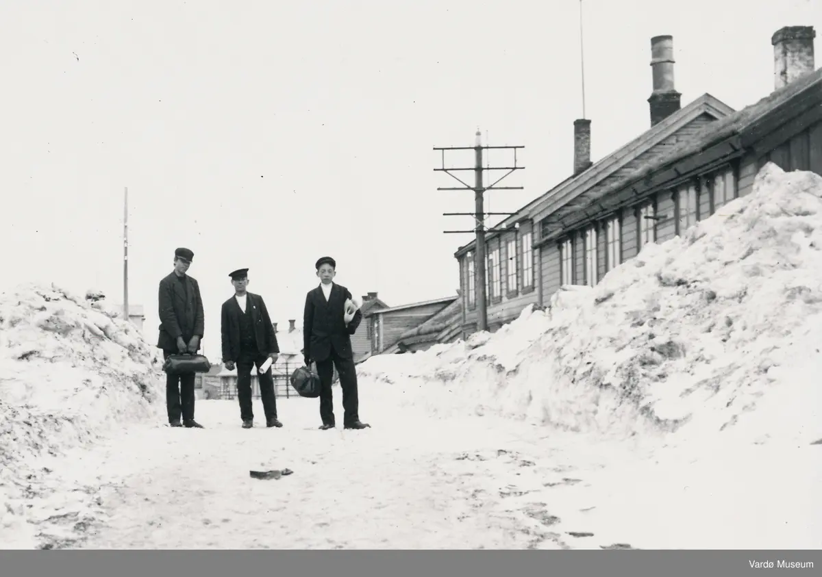 Krysset Festningsgt. og Brennerigt. i Vardø tidlig på 1900-tallet