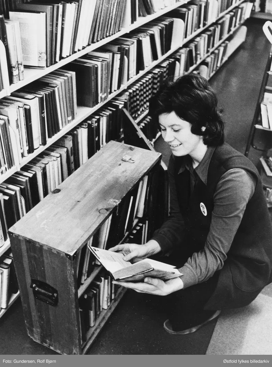 Rydding av bøker, Anita Alfredsen foran bokhyller i  Østfold fylkesbibliotek, Fredrikstad 1975.