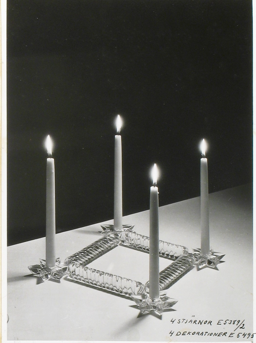 Dekoration i form av en stav i grönt vridet glas. Enligt katalogbilder (se exempel i denna post) i en katalog från 1931, användes dekorationerna tillsammans med olika ljusstakar.