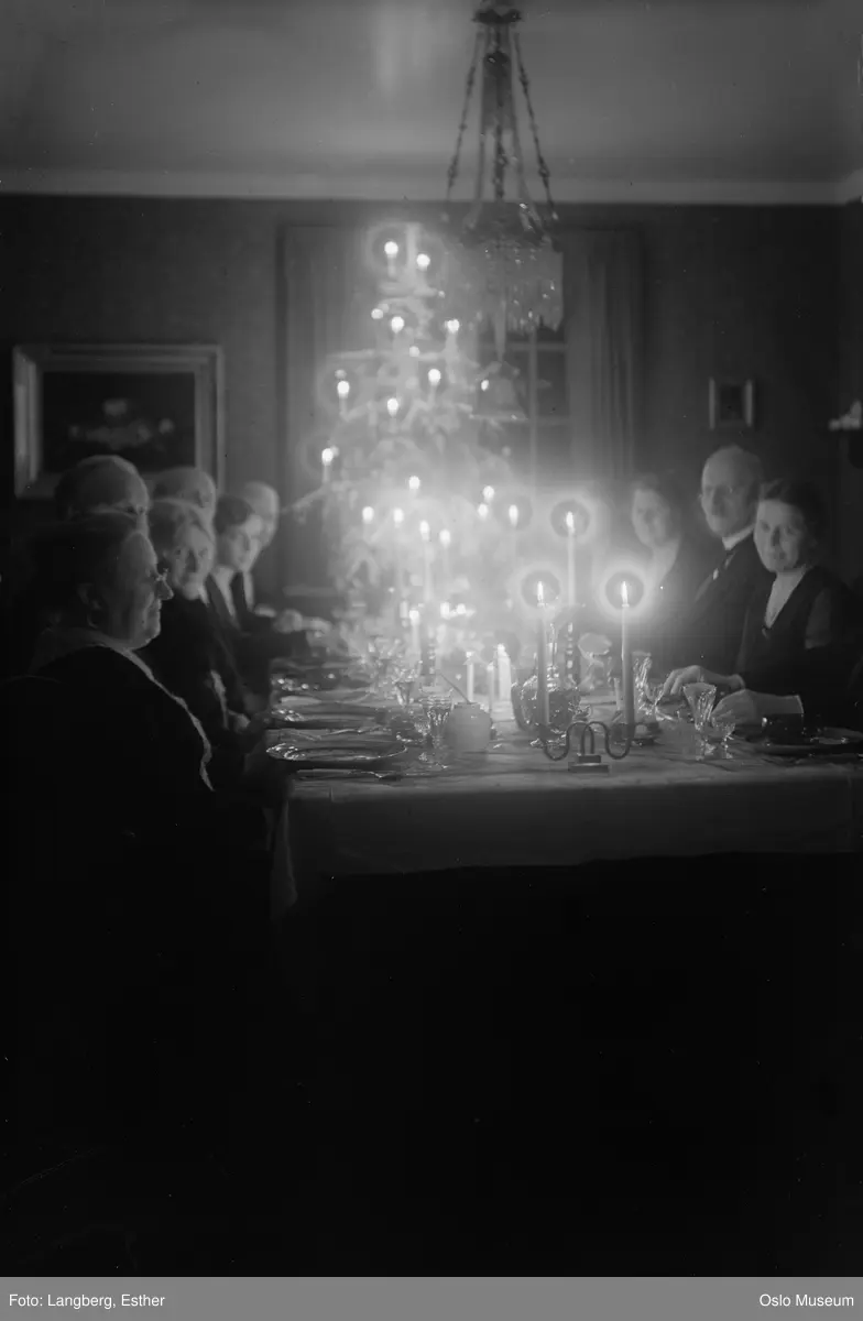 interiør, spisestue, julaften, oppdekning, måltid, juletre, menn, kvinner