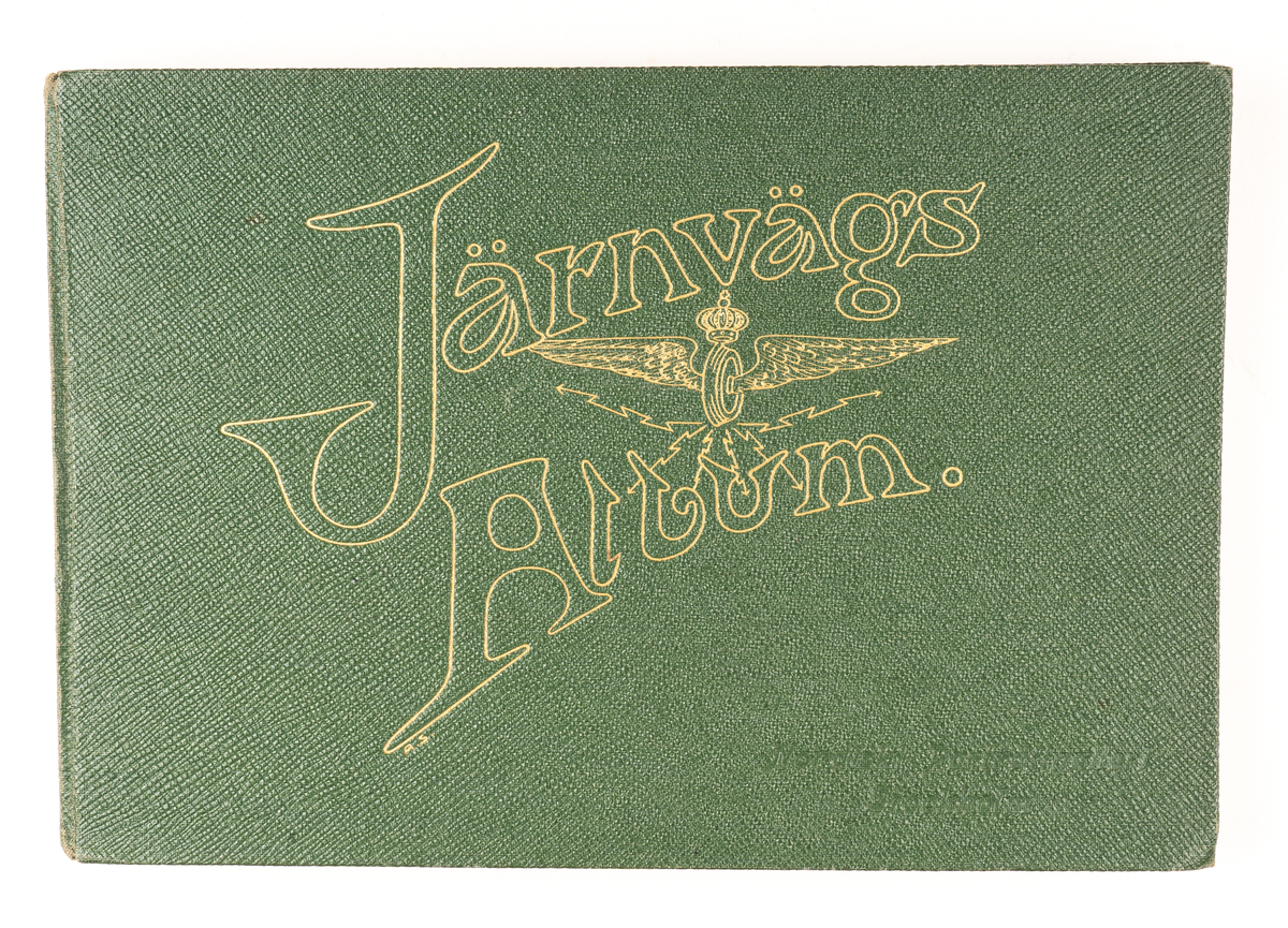 Fotoalbum över Kungliga järnvägsstyrelsen 1907-1913. Albumet är inbundet med gröna pärmar samt tryckt guldfärgad text på framsidan, "Järnvägs Album. Nordiskt Porträttgalleri Stockholm". Insidan av pärmarna vitt med möster i guld och grönt. Handskriven text innanför pärmen: "Elis Hildebrand". Innehåller porträttfoton på styrelsemedlemmar i Kungliga järnvägsstyrelsen under 1907 och 1913.