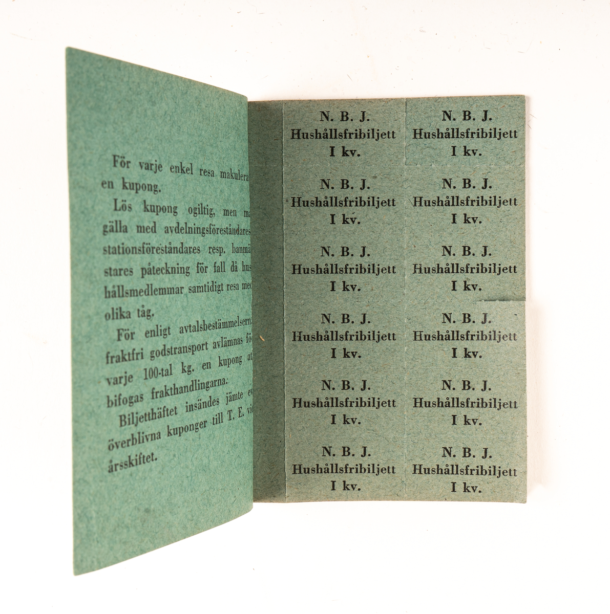 En samling hushållsfribiljetter tilldelade trafikchef E. Hildebrand 1934. Ett grönblått häfte med 8 sidor om vardera 12 fribiljetter för tågresor. Tryckt text på framsidan: "FÅR EJ ÖVERLÄMNAS. 0042 NORA BERGSLAGS JÄRNVÄG Hushållsfribiljetter 2:a klass för ... år 19... Avdelningsföreståndare." Handskrivet "Trafikchefen E. Hildebrand" och "34".