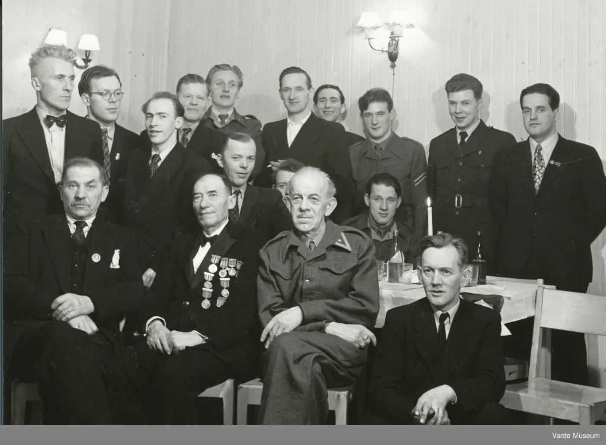 Gruppebilde av Vardø frivillige skytterlag. Ca. 1955
