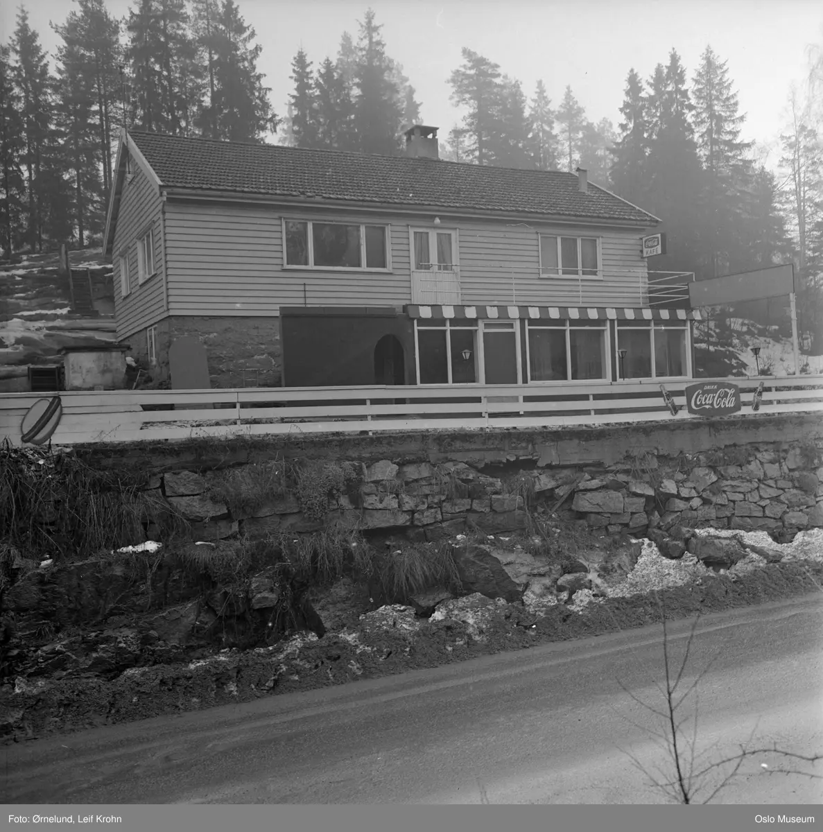 vei, bolighus, sportskafé, Coca Cola-skilt, snø, skog