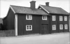 Långt i väster utmed Hunnebergsgatan låg i äldre tid bildens fastighet, S:t Per 74. En typisk gårdsbildning för den trästad Linköping var långt in på 1900-talet. Vy från gatan 1929.
