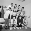 Handbollsgrabbarna i IF Saab samlade för lagbild i Linköpings sporthall 1965. Året skulle komma att bli starten för en framgångsrik period för klubbens handbollssektion. Redan till sommaren skulle man bli svenska mästare i ute-handboll och därpå följde med jämna mellanrum tre tunga SM-guld i hall.