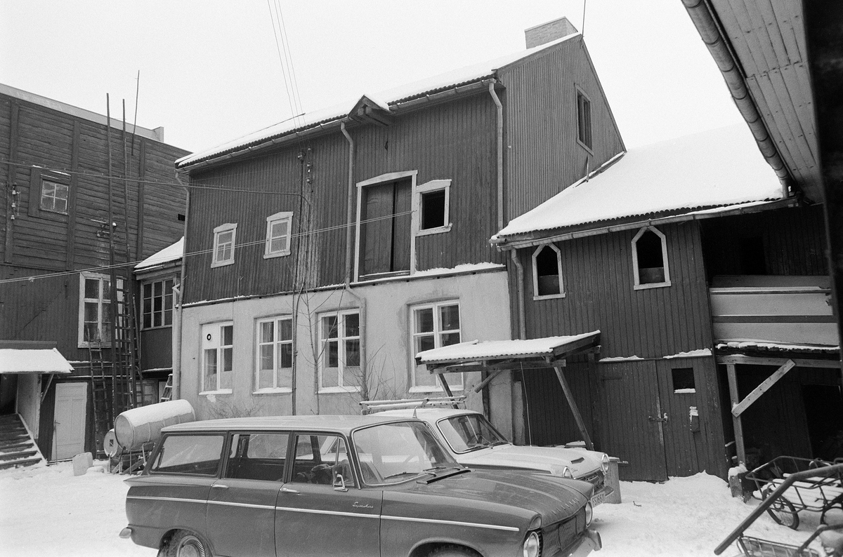 Parkgata 2, Hamar, eksteriør, vinter, bakgård, biler, parafintønner, biler, stiger,