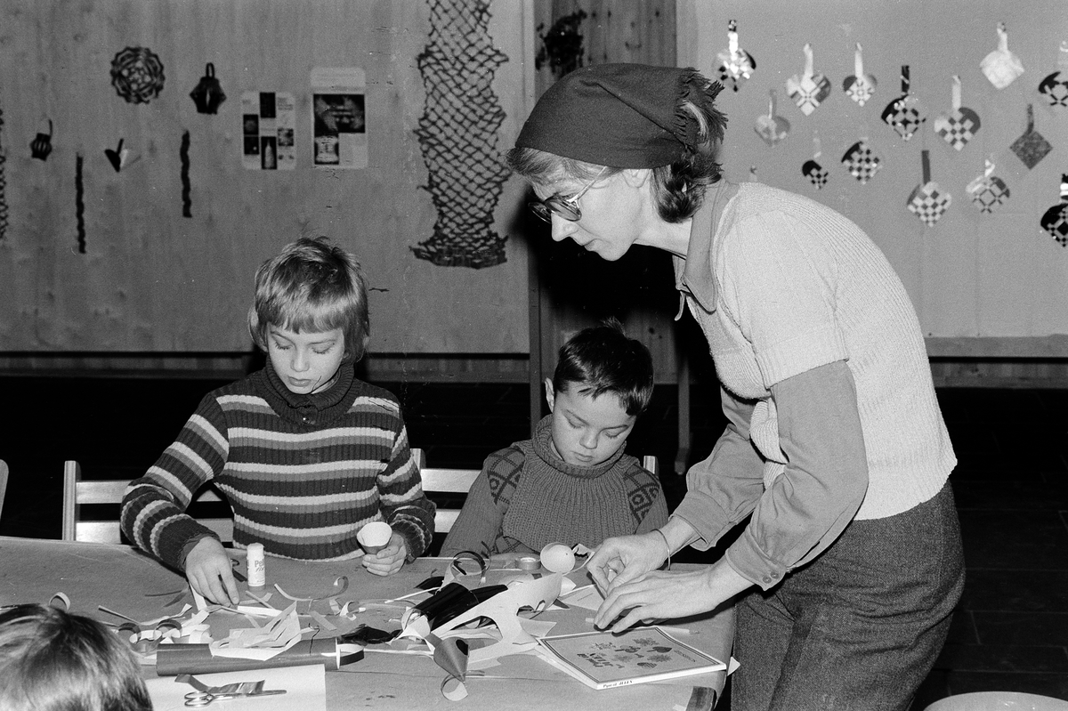 Storhamarlåven, Hedmarksmuseet, Skolebarn, Storhamar skole, lager juletrepynt i aulaen, juleforberedelse. C-fløy, HDH.03. Cecilie Jensen.