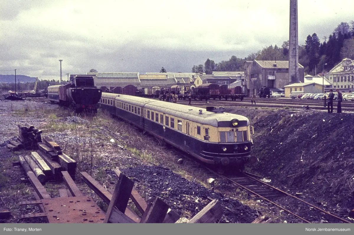 Utrangert dieselmotorvognsett type 88 på Marienborg, nærmest motorvogn BEmdo 88 03