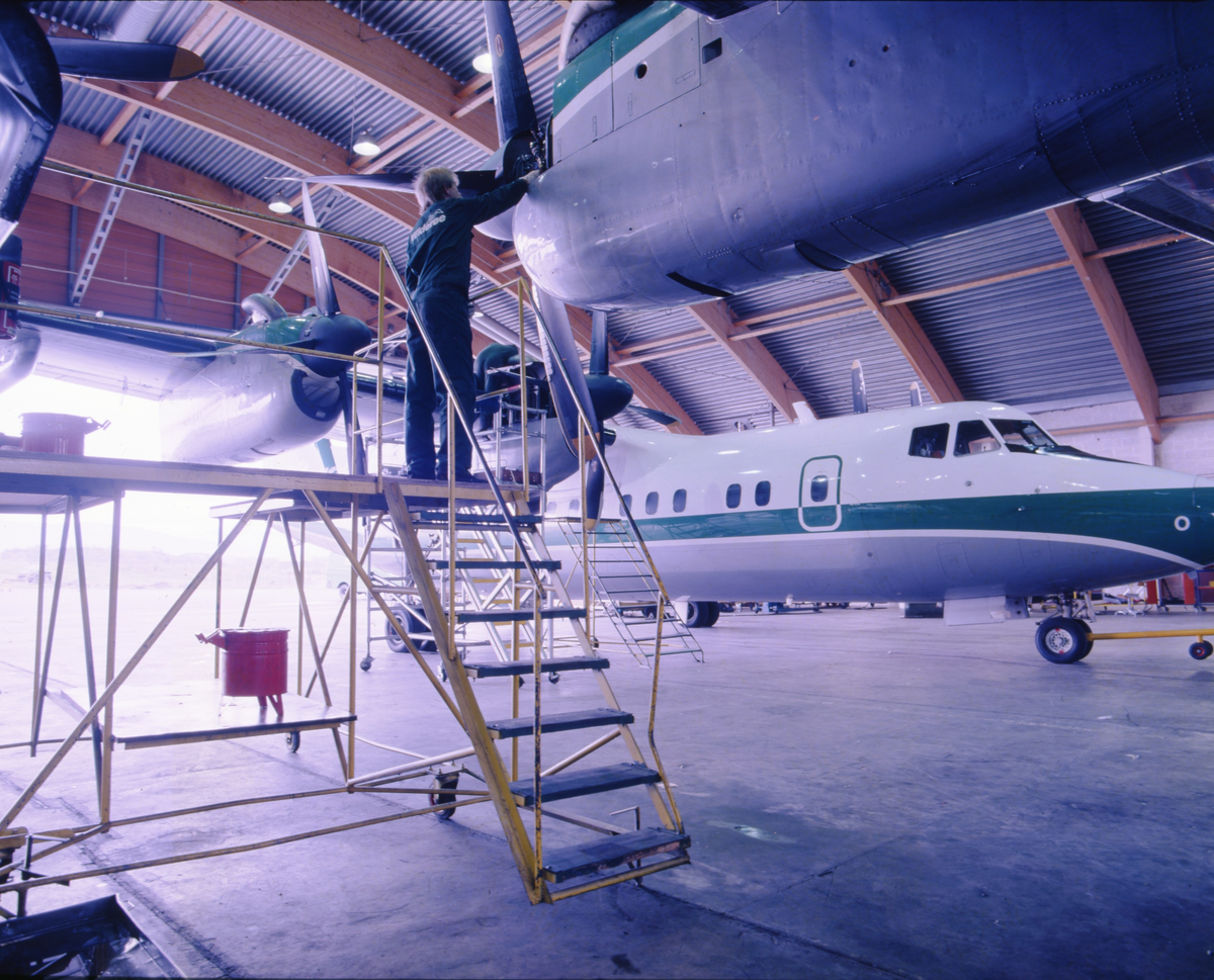 DHC-7/Dash 7 inn til ettersyn og vedlikehold.