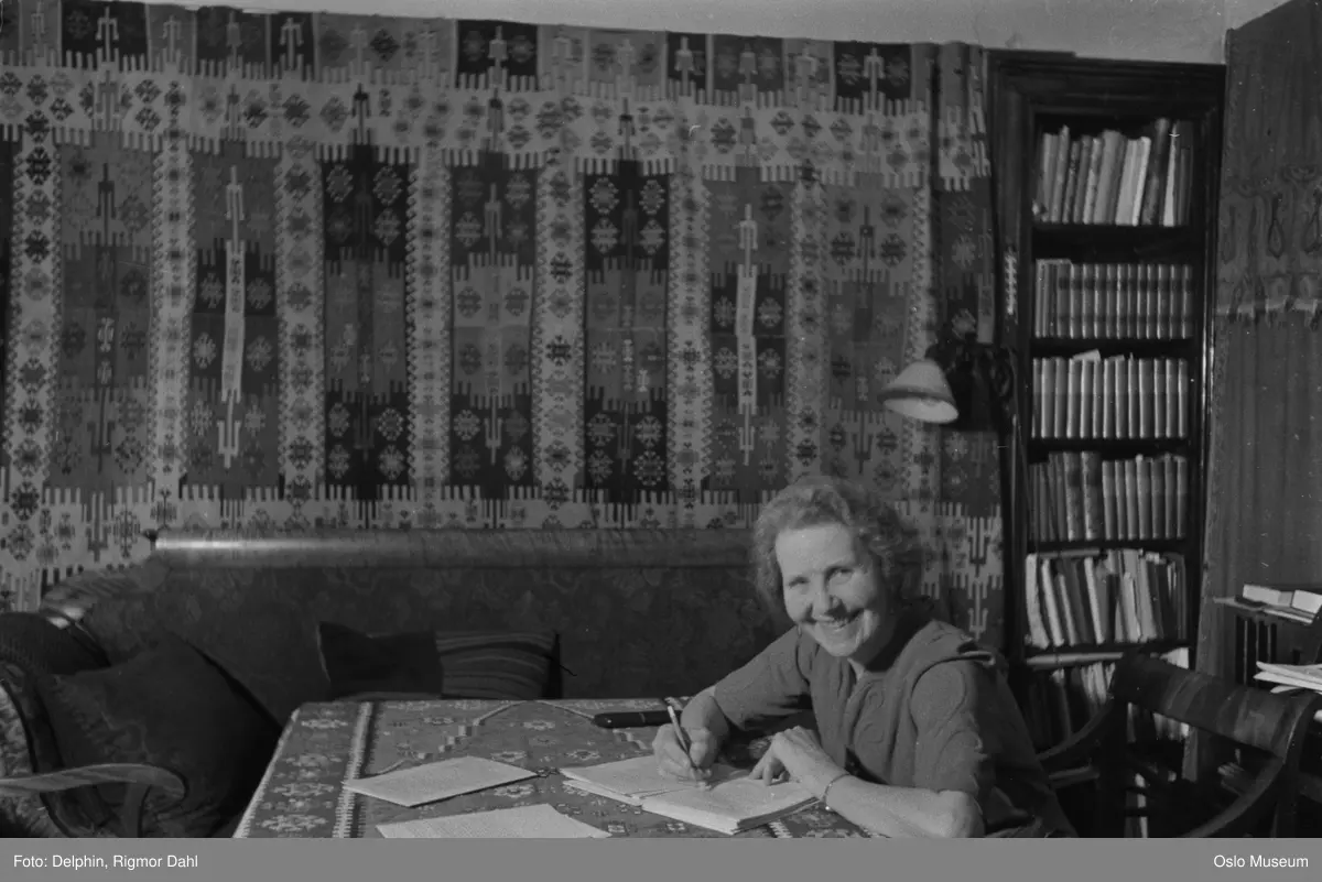 bolig, interiør, stue, kvinne, kabaretartist, sangerinne, sittende halvfigur, skrivebok