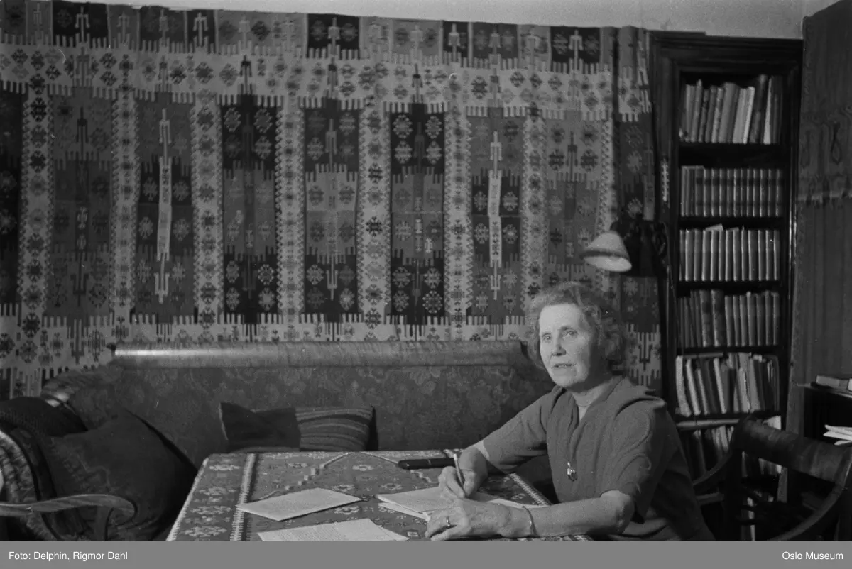 bolig, interiør, stue, kvinne, kabaretartist, sangerinne, sittende halvfigur, skrivebok