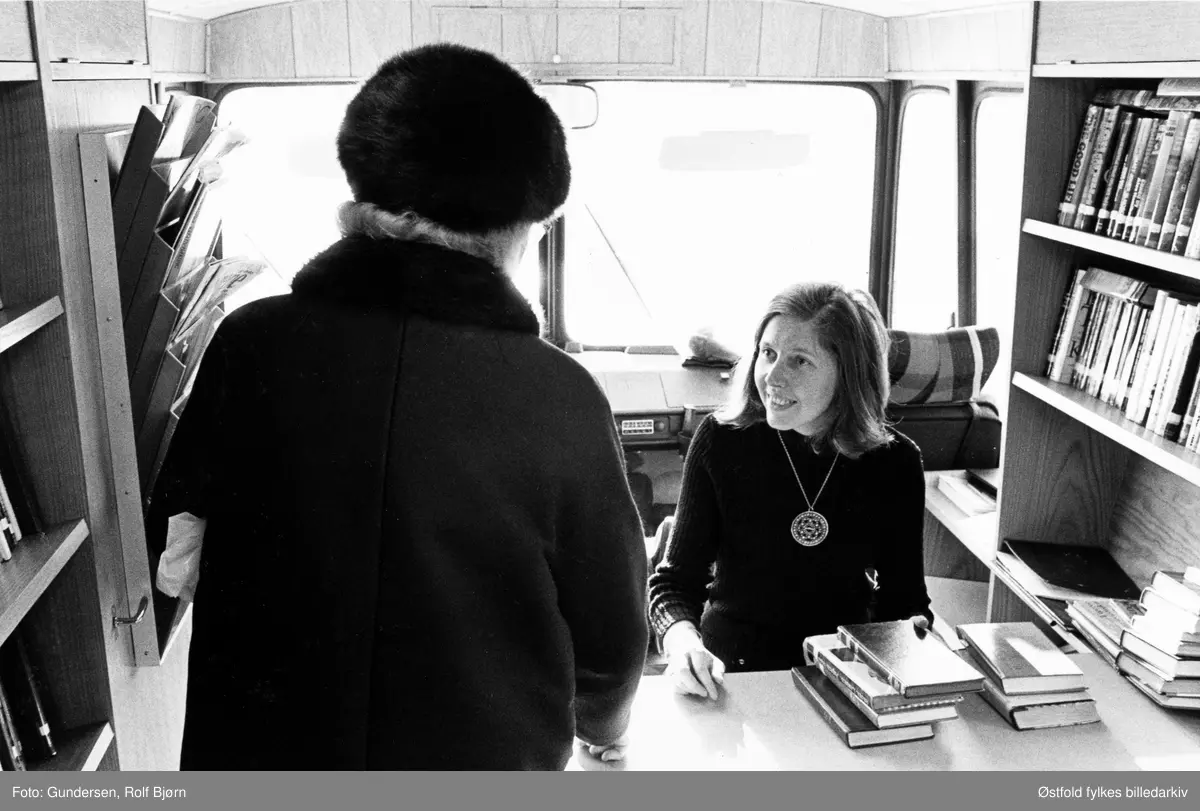 Bibliotekbussen fra Østfold fylkesbibliotek på Vallefjellet i Rolvsøy 1975.  Bibliotekar Anne Marie Skukkestad og en boklåner.