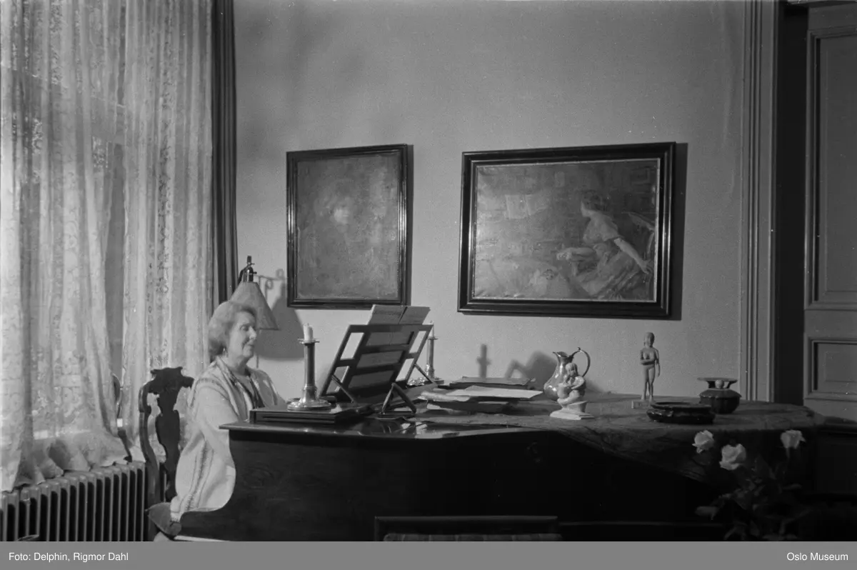 bolig, interiør, stue, kvinne, kabaretsarist, sangerinne, sittende ved flygel