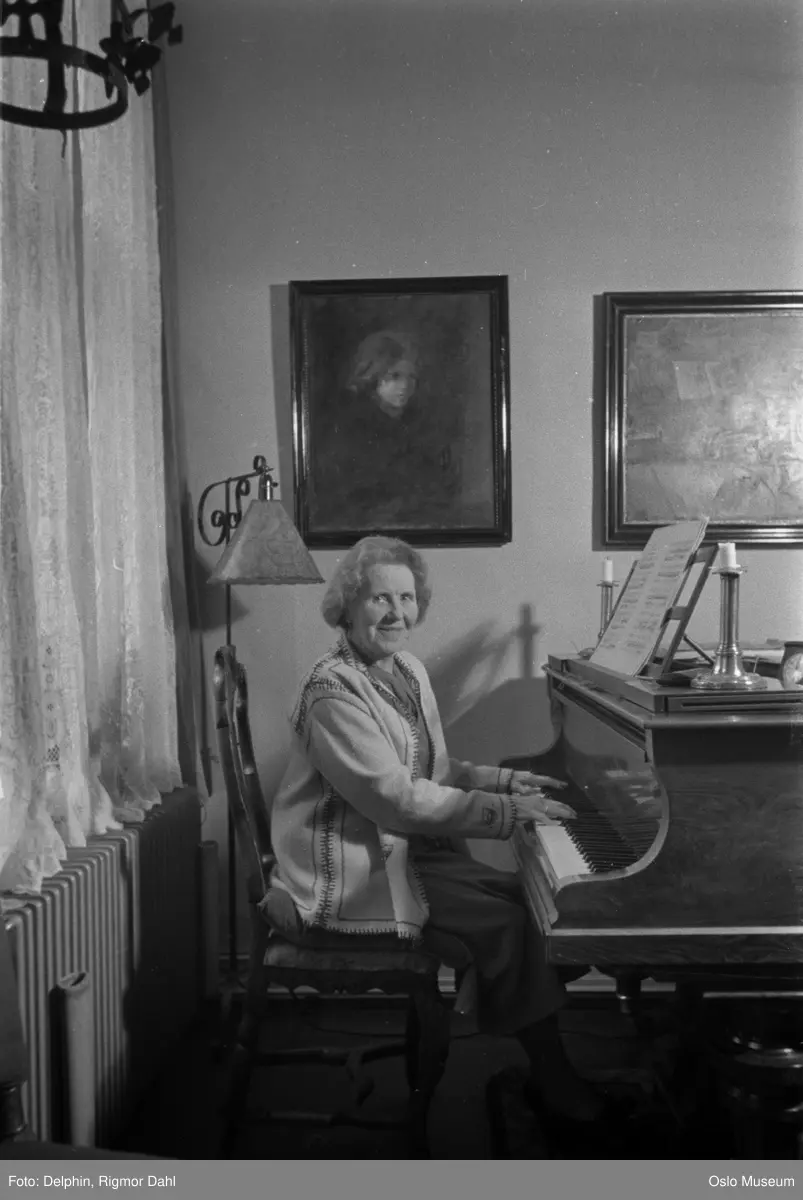 bolig, interiør, stue, kvinne, kabaretsarist, sangerinne, sittende ved flygel