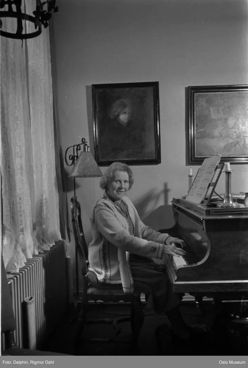 bolig, interiør, stue, kvinne, kabaretsarist, sangerinne, sittende ved flygel