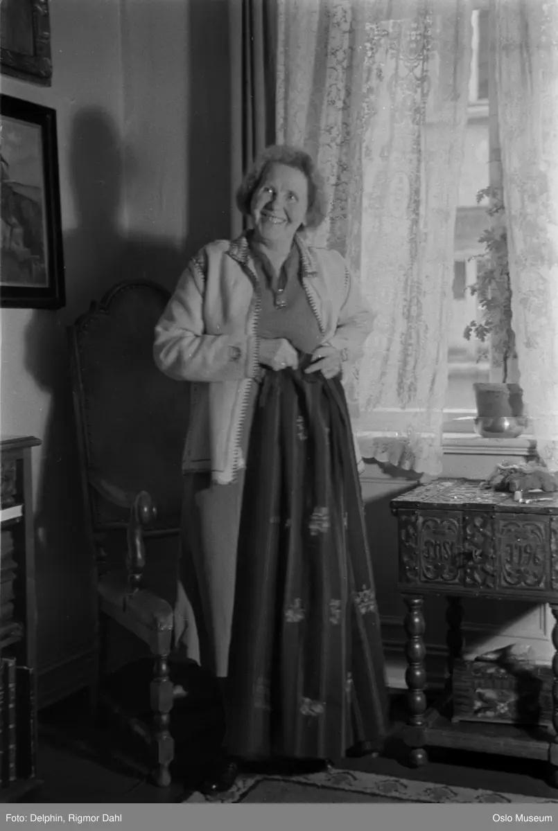 bolig, interiør, stue, kvinne, kabaretsarist, sangerinne, stående helfigur