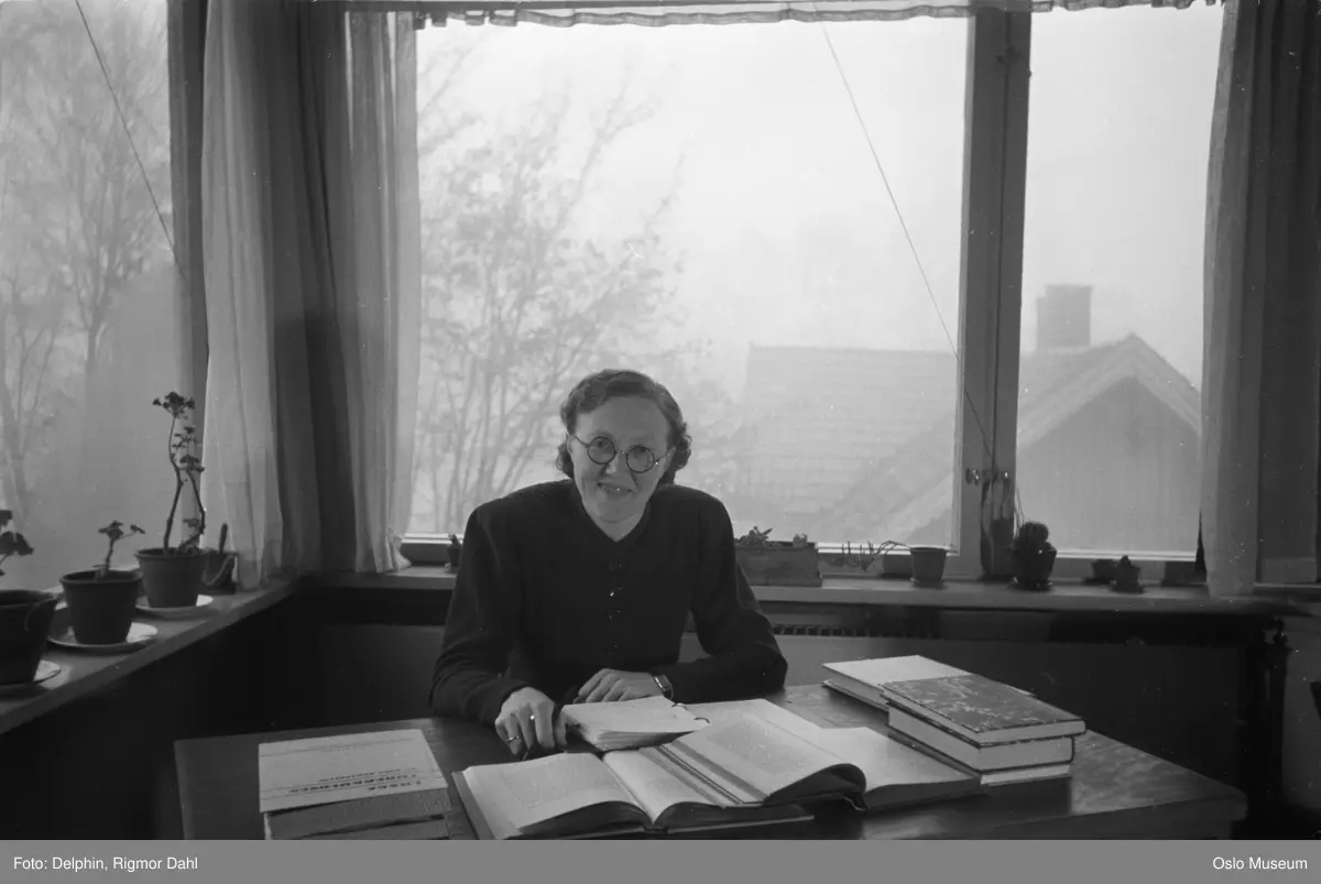 bolig, interiør, stue, kvinne, forfatter, bibliotekar, lege, psykiater, sittende halvfigur ved skrivebord